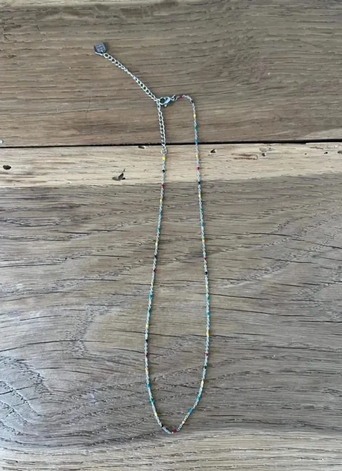Collier argenté en acier inoxydable avec perles multicolores