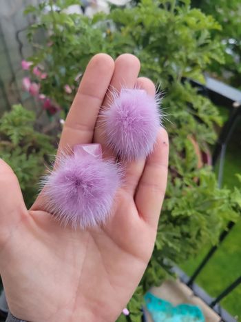 Clips d oreilles pompons mauves