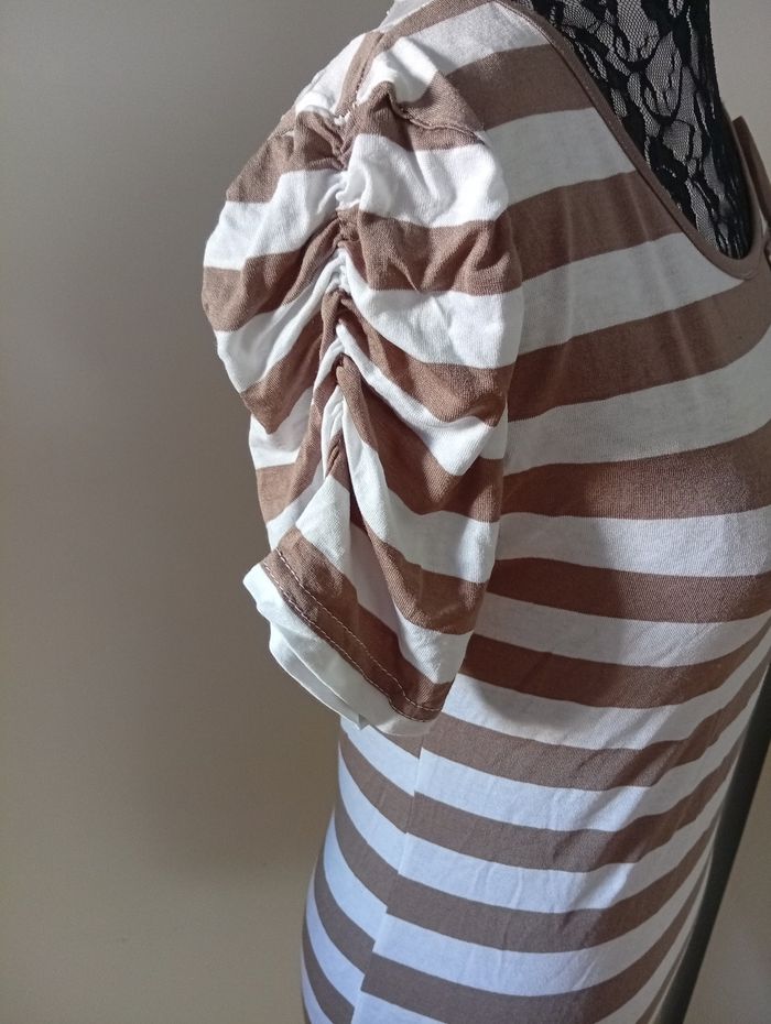 Joli tee-shirt avec p'tite dentelle à l' arrière - photo numéro 4