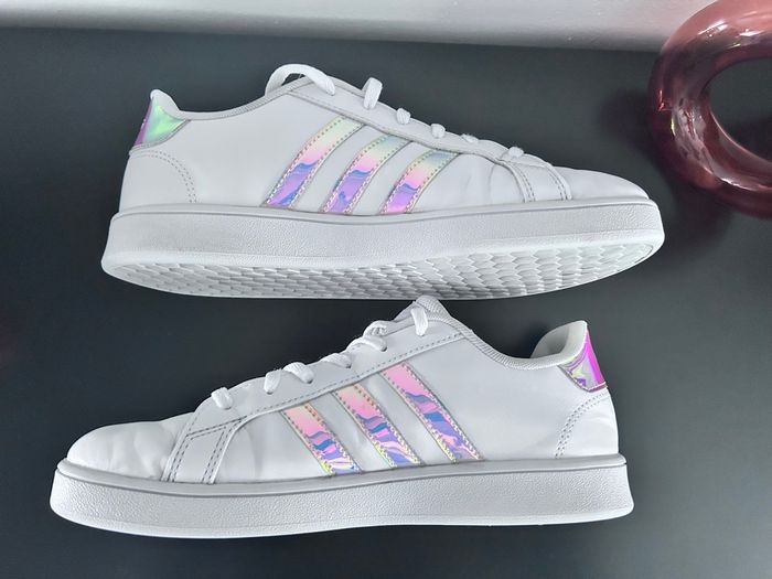 Adidas sneakers blanches – Pointure 38 2/3 – Très bon état – Détails irisés - photo numéro 2