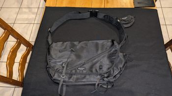 Joli sac noir à bandoulière avec plusieurs pochettes jamais utilisé