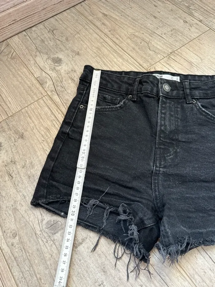 Mini short noir bershka XS - photo numéro 4