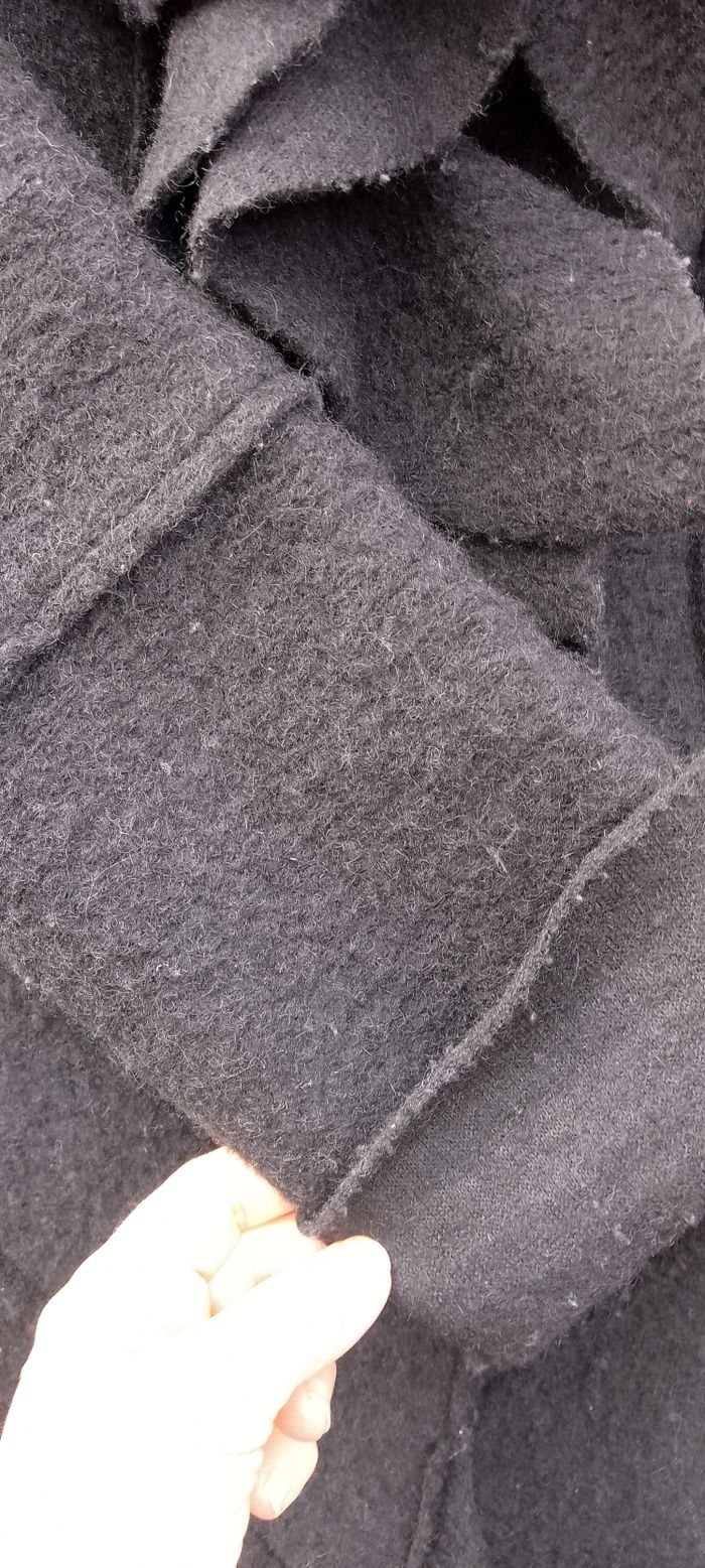 Joli manteau exxe paris en lainage. Avec des volants au col et en bas . Poches  . Bien chaud .3 boutons devant. 70 % de laine taille 40 - photo numéro 10