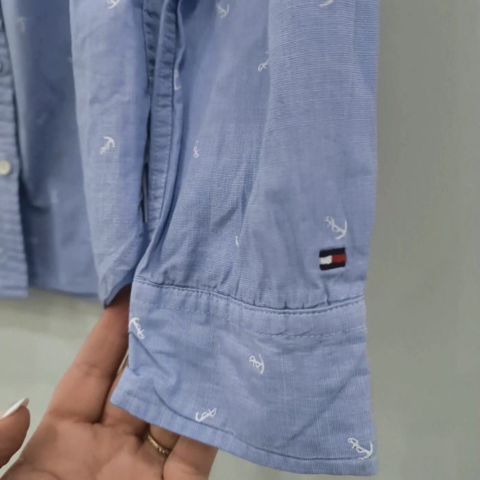 Chemise tommy Hilfiger taille 10 ans avec ancres et lettre H - photo numéro 3