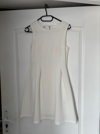 Robe blanche sans manche