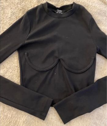 Crop top couleur noir original taille xs à manche longue côtelé marque bershka