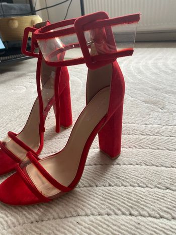 Paire de talons rouges