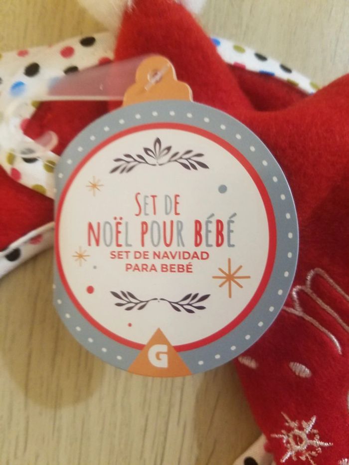 Set de Noël pour bébé (bonnet et bavoir) - photo numéro 2