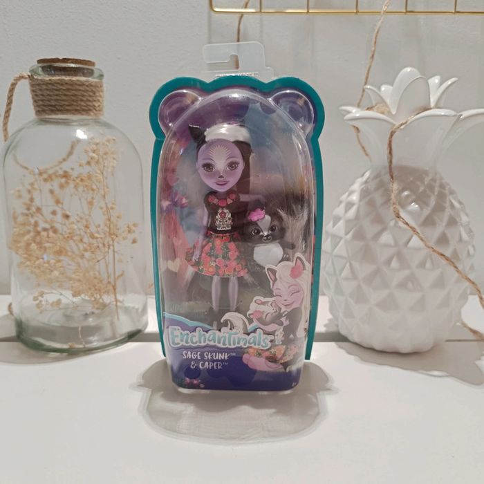 Figurine enchantimals saga skunk et caper