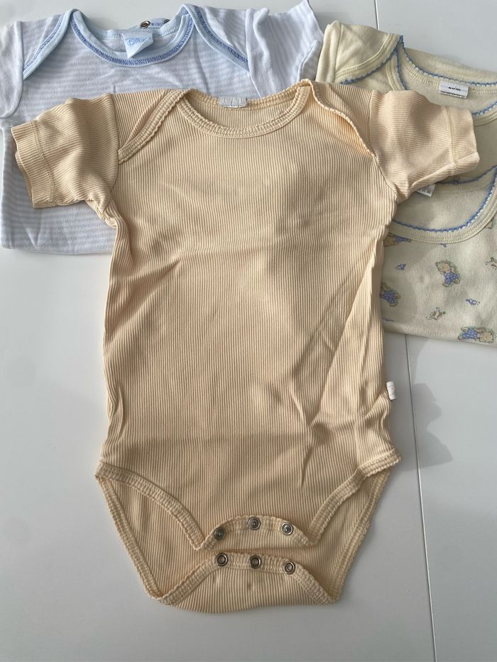 Lot bodies 18 /24 mois - photo numéro 2