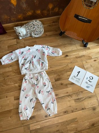 Joli petit jogging motifs cerises très bon état h&m 80cm=12mois