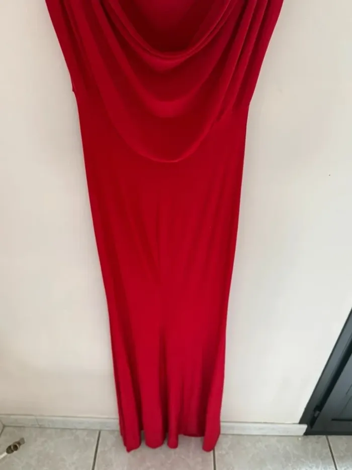 Robe rouge dos nu plissé - photo numéro 4