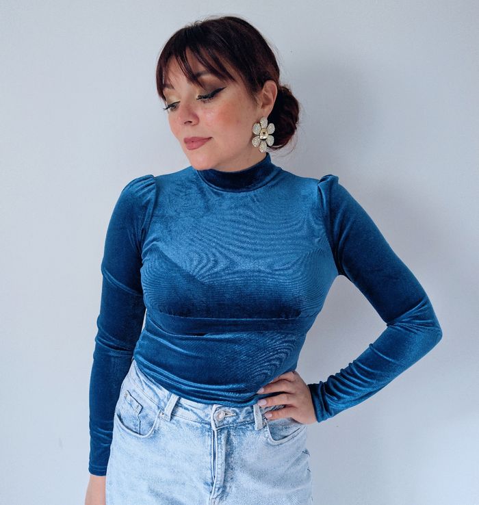 Pull court à col roulé bleu en velours moulant tendance moderne hiver Taille 36 S 
Très bon état - photo numéro 2