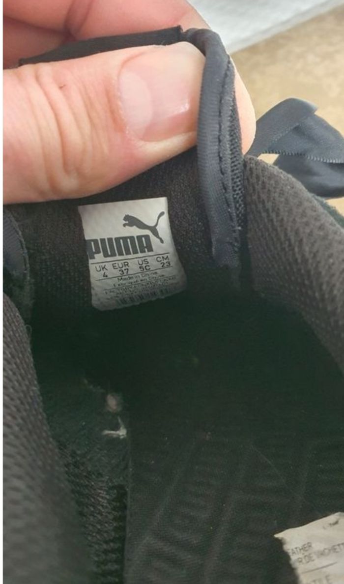 Taille.37Basket en suédine Noir/et cuir Blanc avec ruban en satin noir (4 passants)
Modèle Smash v2 Ribbon junior
marque PUMA
Pour femme ou fille
Taille.37 - photo numéro 5