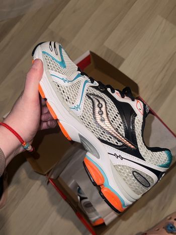 Saucouny blanche neuf taille 43