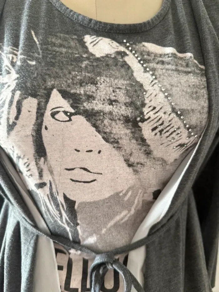 Original Grey Draped Cardigan & Graphic Tee Set - Boho Chic taille M - photo numéro 2
