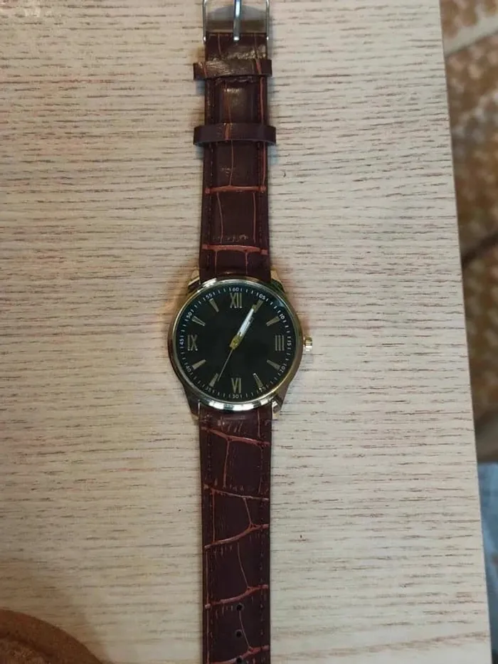 Montre marron, noire, dorée, arrondie, rétro - photo numéro 3