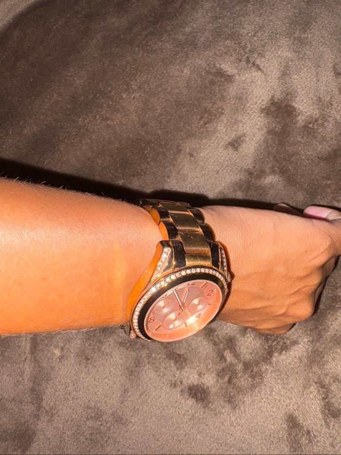 Montre Michael Kors rose doré en bon état - photo numéro 3