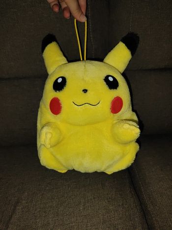 Peluche pokémon Pikachu avec rangement caché