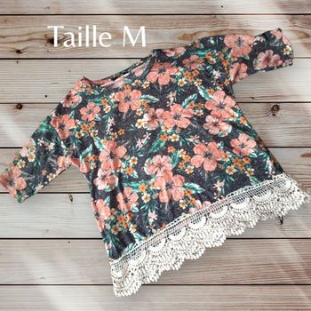T-shirt fleuri avec dentelles