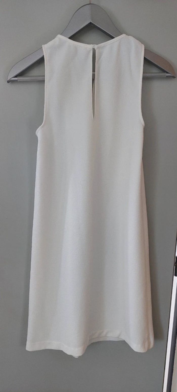 Tres belle robe blanche bras nu - photo numéro 2