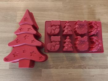 Lot de 2 moules à gâteaux en silicone Noël , très bon état
