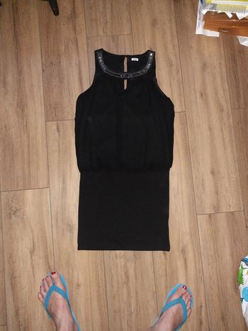 Jolie robe noire avec jole decollete perles