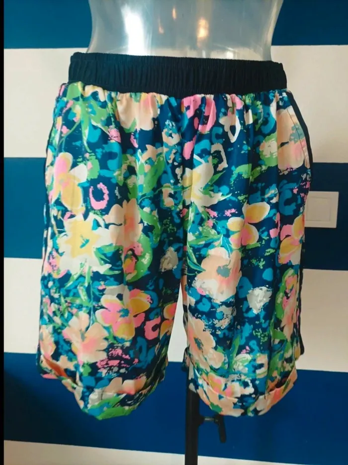 Jolie short fleurie Daphnea femme taille M (38 au 42)