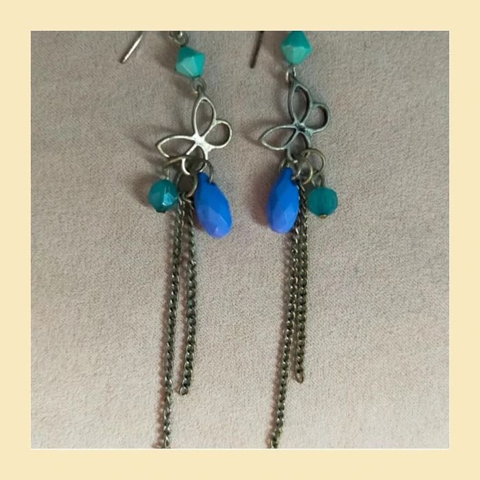 Boucles d’oreilles pendantes – motif papillon & pampilles colorées - photo numéro 2