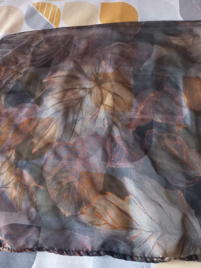 Petit foulard avec fleurs - photo numéro 2