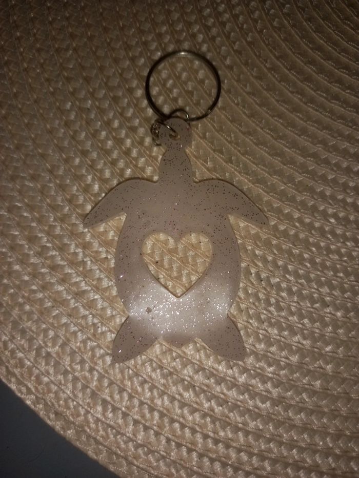 Porte clé tortue coeur paillettes