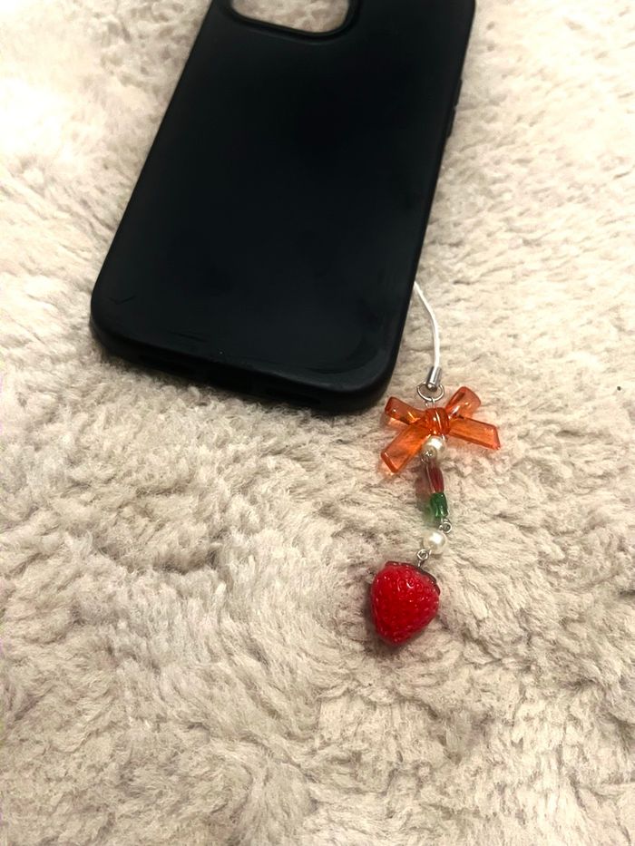 Charms pour téléphone fraise nana - photo numéro 2