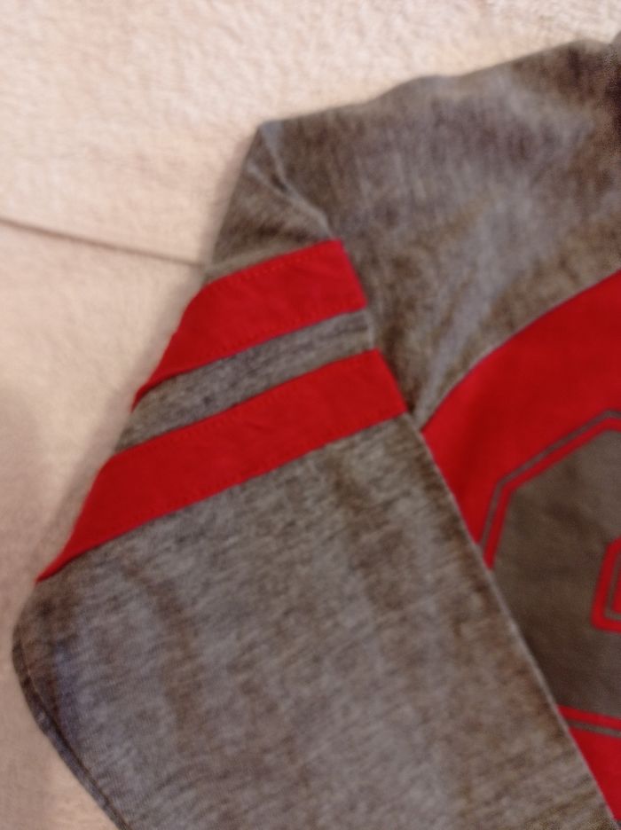 Manches longues avec devant marquer 96 en gros chiffre devant le pull marque Okaïdi âge 3 ans 98 cm couleur rouge et gris - photo numéro 2