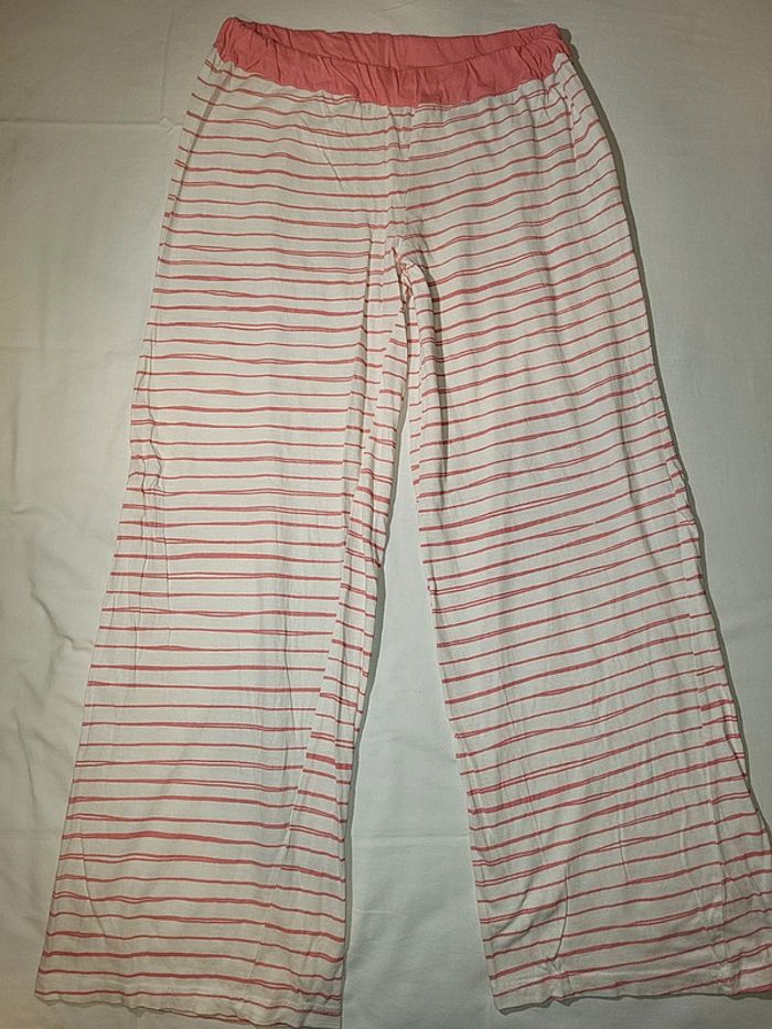 Pantalon de pyjama ample.
