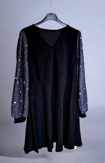 Jolie robe avec manches effet paillettes 