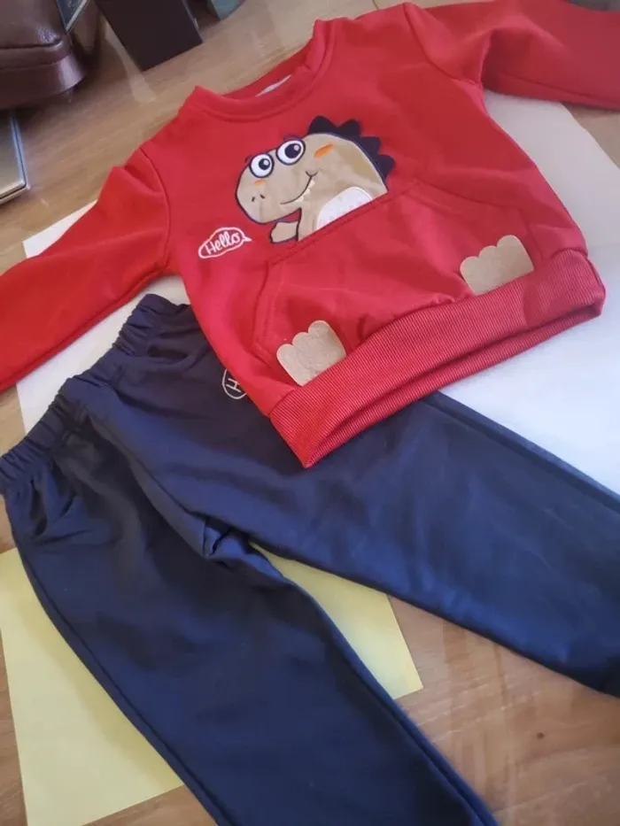 Ensemble jogging tout neuf