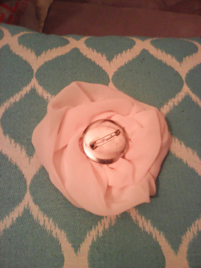 Broche fleur en tissu - photo numéro 2