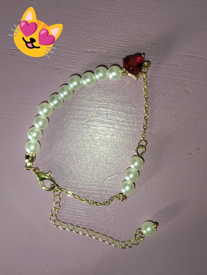 Bracelet doré perles blanche coeur rouge