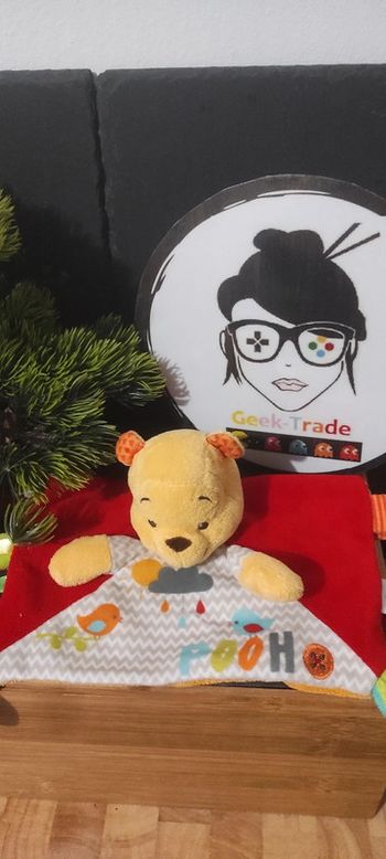 doudou winnie l'ourson disney nicotoy pooh oiseaux bouton rouge jaune gris vert bleu nuage pluie