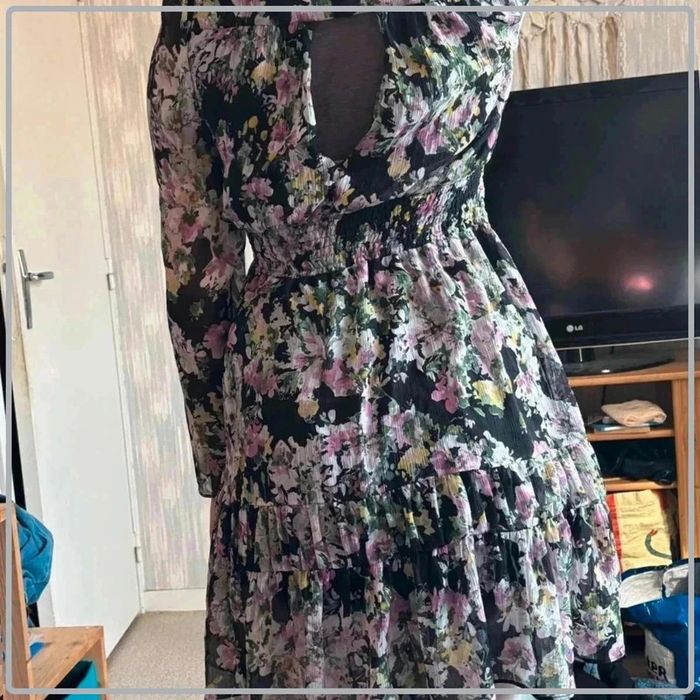 Robe fleurie  taille  38  marque sinequanone - photo numéro 2