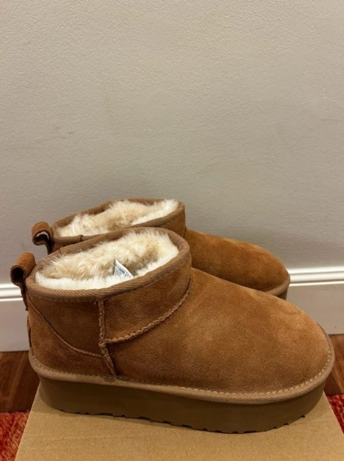 Bottes de neige courtes à talons hauts UGG, pointure 38 - photo numéro 3
