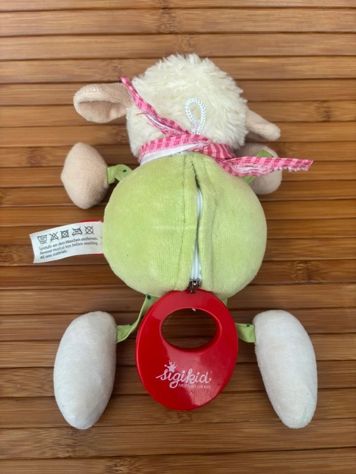 Peluche mouton vert foulard rose musical sigikid - photo numéro 2