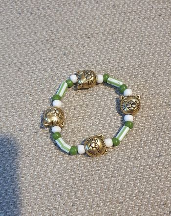 Bracelet perles chat doré, vert et blanc élastique
