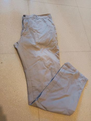 Chino gris