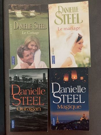 Lot de 4 romans de poche Daniele Steel TBE
