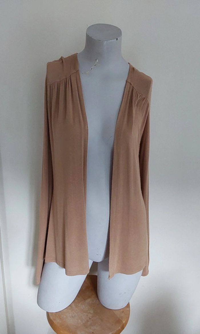 Gilet beige avec une jolie guipure de dentelle en coton dans le dos .
T 34 - photo numéro 2