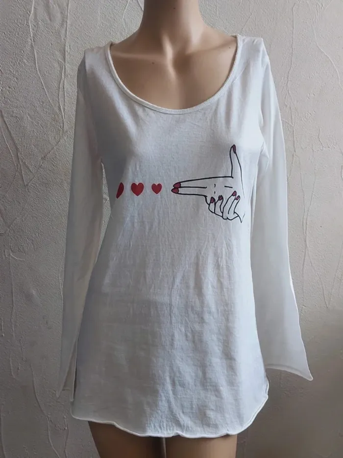 T-shirt blanc à manches longues avec motif