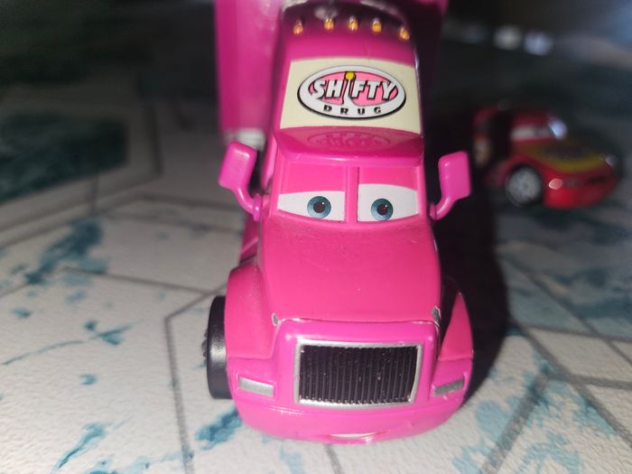 Disney Pixar Cars véhicule Camion Transporteur shifty drug 35 + voiture cars - photo numéro 3