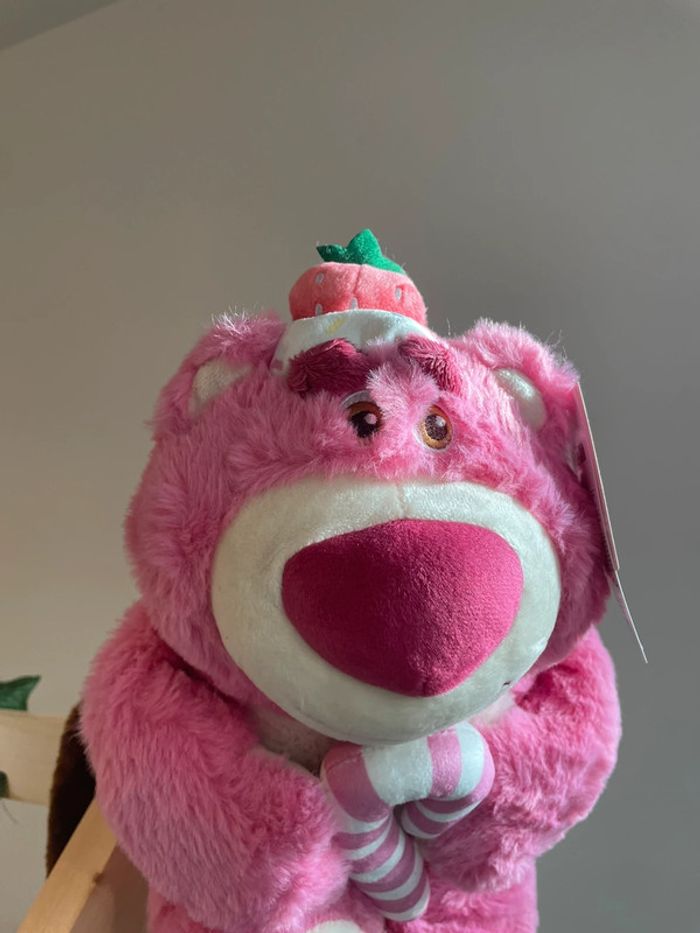 Grande peluche Disney Pixar Lotso l'ours à la fraise 🍓 - photo numéro 19