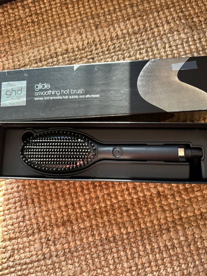 Brosse lissante chauffante GHD